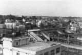 春日部駅と、市街地が見渡せる高台からの白黒写真