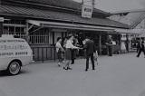 春日部駅東口を行き交う人々の白黒写真