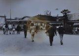 駅に向かって歩く人々の春日部駅東口の古写真