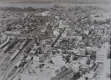 春日部駅東口周辺の街並みを遠景から撮影した白黒写真
