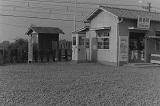 コンクリートと瓦でできたシンプルなつくりの昭和41年の豊春駅白黒写真