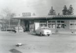 簡素な駅構内の昭和40年頃の南桜井駅の白黒写真