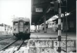 ホームに電車が停止している 昭和49年南桜井駅の白黒写真