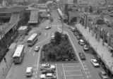 広い道路にバスや車の並ぶ昭和59年の武里駅の白黒写真