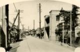 踏み固められた土の道路に電線が並ぶ昭和10年上町の写真