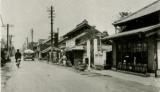 木造家屋が道なりに並ぶ昭和10年新々田の写真