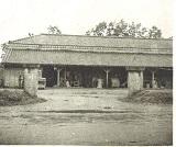 庭から撮影された豊春村農協倉庫の白黒写真