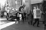 消防員の人達が並んで火の用心を呼びかけている昭和43年の歳末防犯パレードの写真