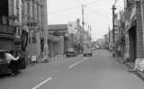 広々とした道路で車が行きかう昭和50年大通りの写真