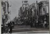 車や自転車、行きかう人の往来であふれた道路の昭和48年大通りの写真