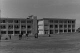 広い校庭越しに見える豊春中学校の白黒写真