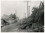 震災で建物が倒壊している粕壁上町の白黒写真