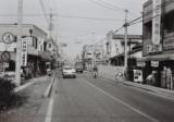 豊春駅周辺の舗装された道路の白黒写真