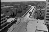 中央に道路を挟んで建つ武里団地の白黒写真