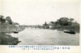 遠景から撮影した新川橋の白黒写真