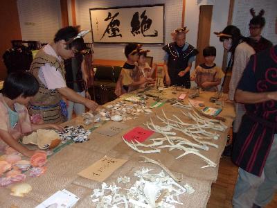 動物の骨や貝で音を出す
