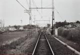 線路が畑を沿って伸びていく昭和40年代豊春駅の写真
