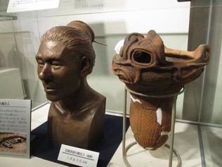 縄文人の復顔模型と縄文土器の写真