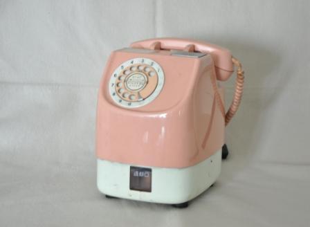 ピンク色の古い公衆電話の写真
