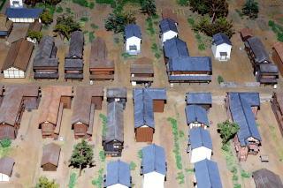 黒瓦と茶瓦の住宅が並ぶ粕壁宿のミニチュア模型の写真