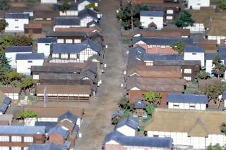 昔ながらの家屋が道沿いに並ぶ粕壁宿のミニチュア模型の写真