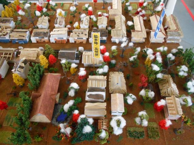 粕壁宿町の真ん中に脇本陣（高砂屋）のノボリの立っているミニチュア模型の写真
