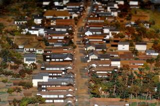 上空から撮影した粕壁宿の街並みを再現したミニチュア模型の写真