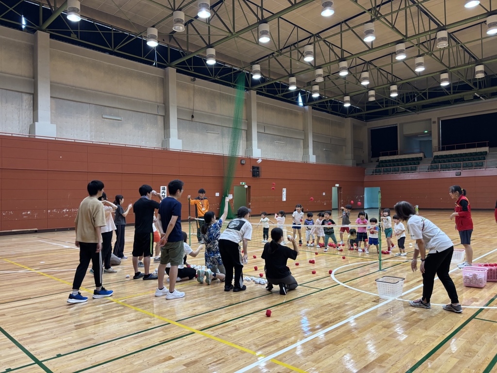 玉入れ対決の様子