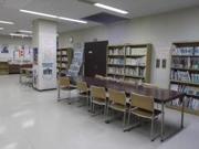 本棚と机が壁に沿って並べられている武里地区公民館図書コーナーの写真