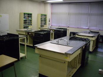 複数の実習用キッチンが並べられている豊春第二公民館調理室の写真