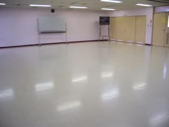広々とした白いフロアの豊春第二公民館第一会議室（何も置いていない状態）の写真