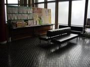 すずり窓の光がベンチを照らす豊春第二公民館談話コーナーの写真