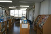 児童書向けの背の低い本棚が並んでいる庄和南公民館図書室の写真