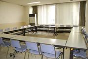 正方形の形に長机を並べた庄和コミュニティセンター会議室1の写真