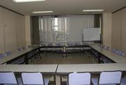 正方形の形に長机を並べた庄和コミュニティセンター会議室2の写真