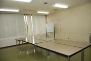 白で統一された部屋と机の庄和地区公民館試食室の写真