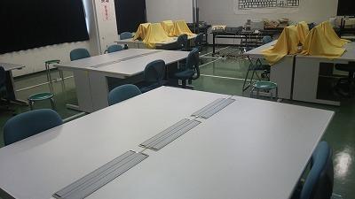 4人がけの白い机が複数備え付けられている武里地区3階研修室3の写真