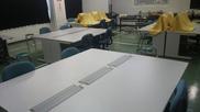 正方形の机が並べられている研修室3の写真