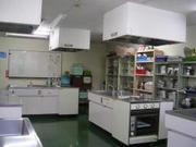 実習用のキッチンが複数備え付けられている武里地区公民館調理室の写真