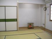 床の間に日本人形が飾られている武里南地区公民館和室（小）（何も置いていない状態）の写真