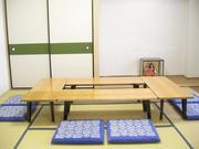 床の間に日本人形が飾られている武里南地区公民館和室（小）（机と座布団を並べた状態）の写真