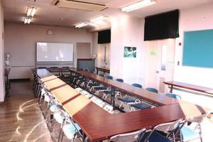 長机を長方枠型に並べた藤塚公民館講習室の写真
