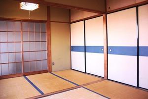 木と畳の茶色で落ち着いた色合いの藤塚公民館小和室の写真