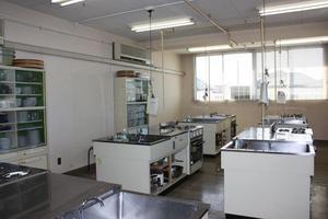 実習用のキッチンが複数用意されている藤塚公民館調理室の写真