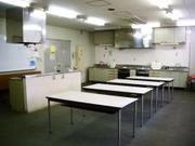 各種キッチンと作業台が用意されている武里大枝公民館実習室の写真
