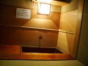 木製の台に手洗い場が備え付けられている武里大枝公民館和室（水道付近）の写真