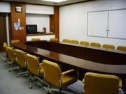 楕円枠の形のテーブルを囲うように椅子が並んでいる武里大枝公民館会議室の写真