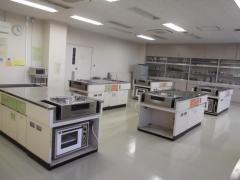 実習用のキッチンが複数備え付けられている武里地区公民館実習室の写真