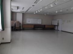 白を基調とした武里地区公民館会議室1（何も置いていない状態）の写真