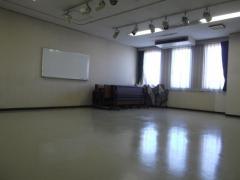 窓から光が差し込む武里地区公民館会議室2（何も置いていない状態）の写真